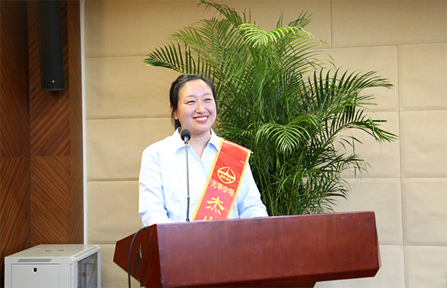 市場營銷中心劉巍巍、技術(shù)中心王夏偉代表杰出團(tuán)隊(duì)及優(yōu)秀個人發(fā)言