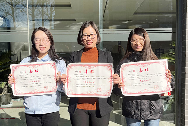 獲獎員工領(lǐng)取喜報(bào)現(xiàn)場