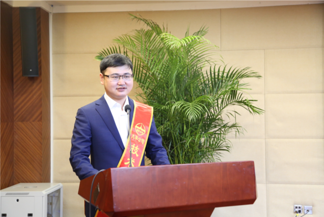 市場營銷中心劉巍巍、技術(shù)中心王夏偉代表杰出團(tuán)隊(duì)及優(yōu)