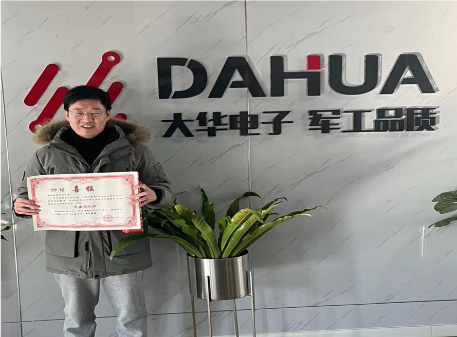 獲獎員工領(lǐng)取喜報(bào)現(xiàn)場